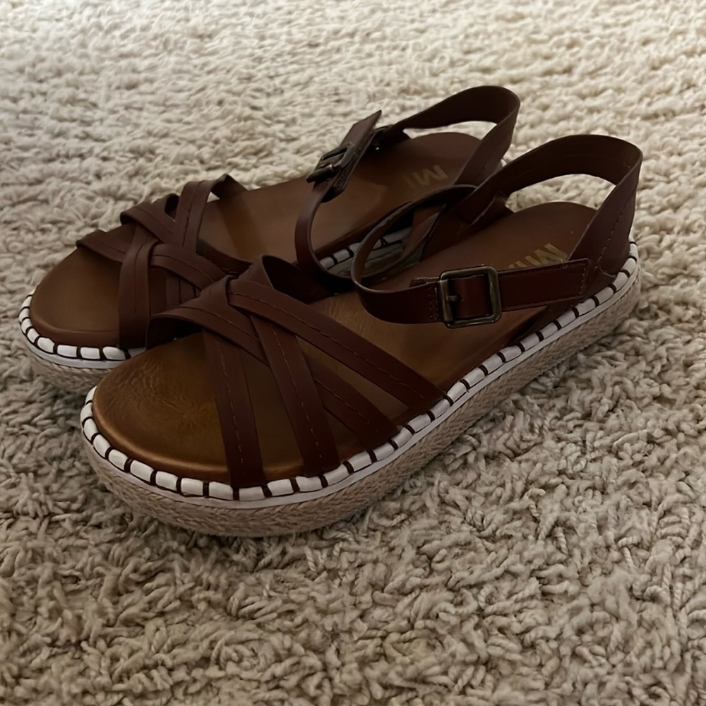 mia sandals, kids size 3